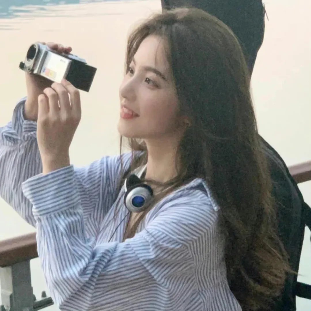 保姆让她的儿子钻进我卧室